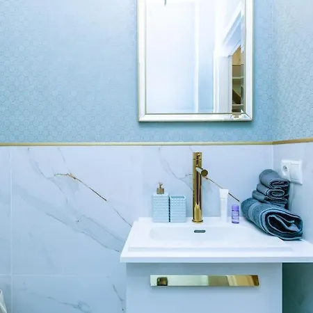 Modern, Elegant In The Heart Of Warsaw. ワルシャワ
