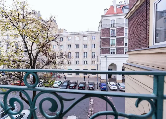 Modern, Elegant In The Heart Of Warsaw. Warschau